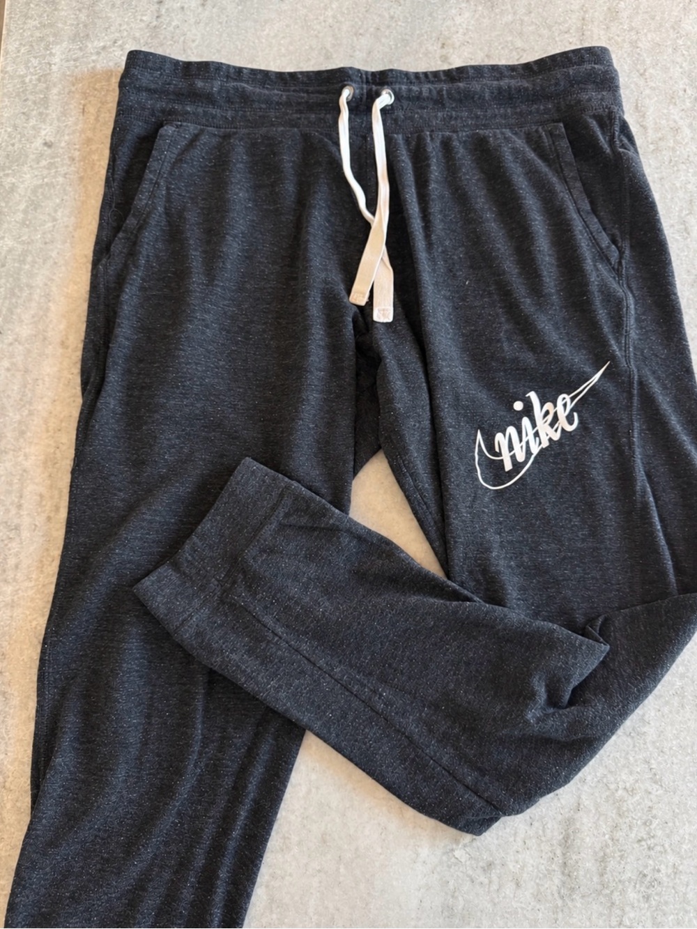 Nike Women’s 7/8 cropped jogger sweat pants size medium in heathered black